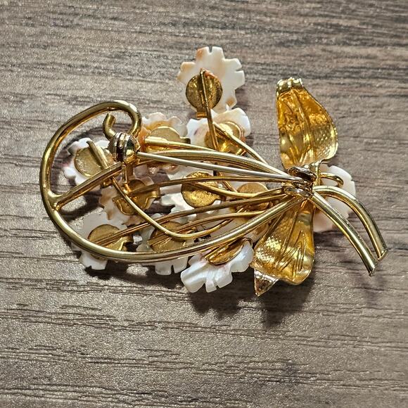 Vintage Mother of Pearl and Coral Flower Gold Brooch - Picture 4 of 4